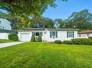 571 Starlight Dr, Shirley, NY 11967