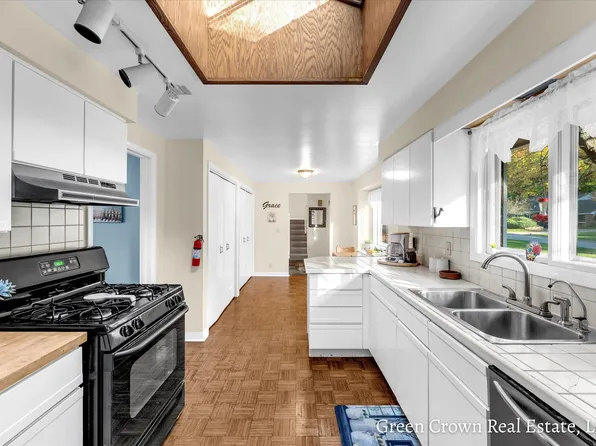 2474 Hathaway Ct, Norton Shores, MI 49441