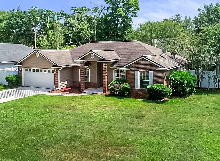 236 Clover Ct — Photo 2