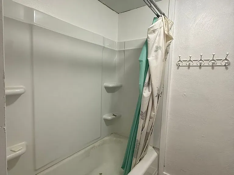 402 W Mercury St — Photo 15