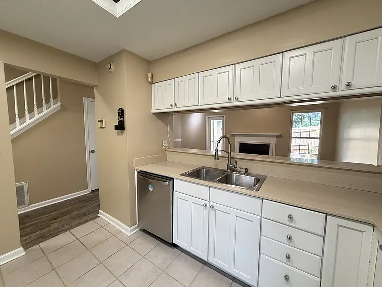 208 Wedgewood Way — Photo 7