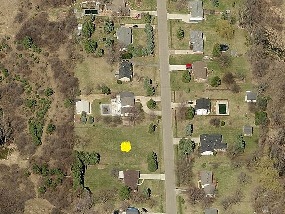 Wooded parcel behind the lot