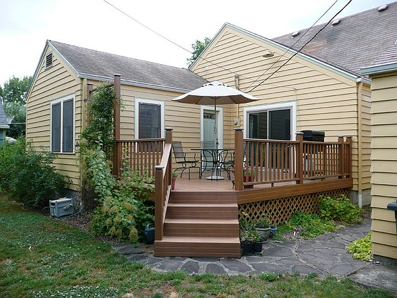 584 Rose St NE rear view