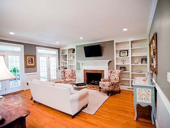 4th image of 205 Paddington Ct
