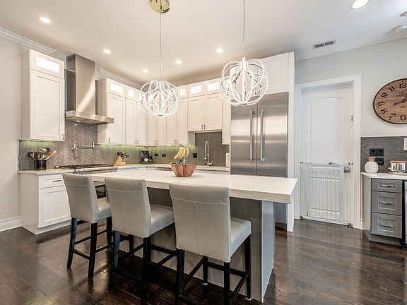 4th image of 2130 W Belmont Ave #4C