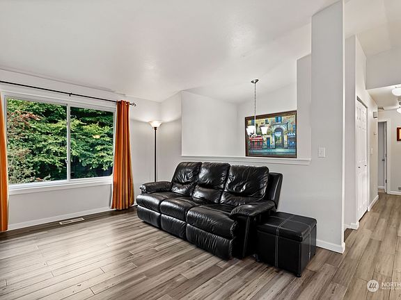 4th image of 20166 1st Avenue NE