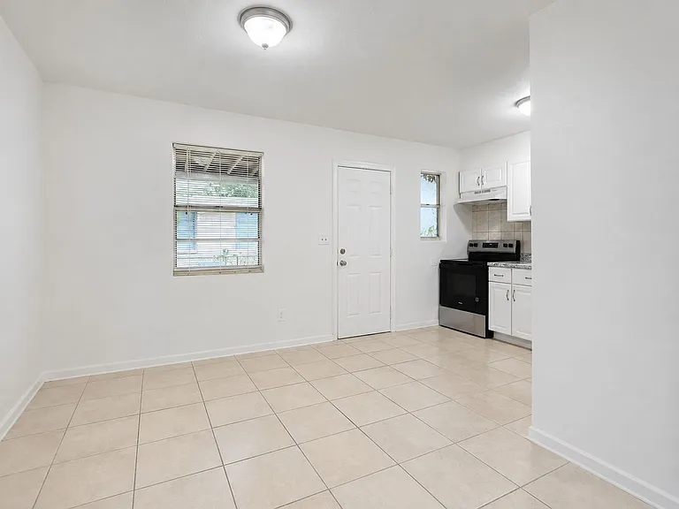 921 Marion St — Photo 7