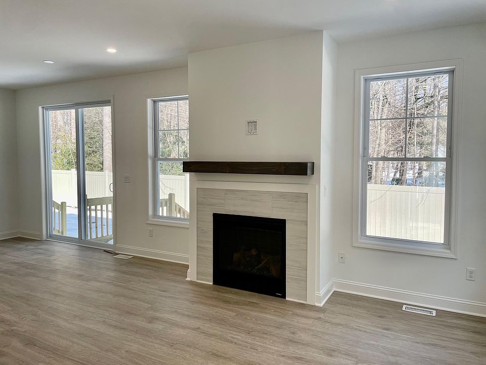 1st image of 11 Landon Ln #10