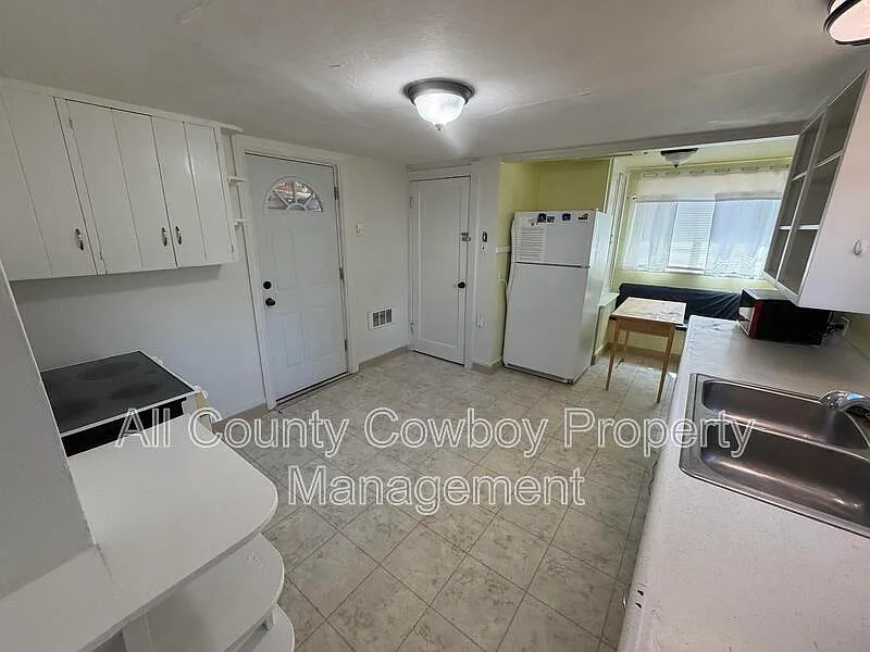 2 bed, 1.0 bath, 2222 sqft, $975 — Photo 3