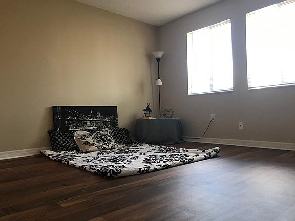 4th image of 827 Lowell Blvd