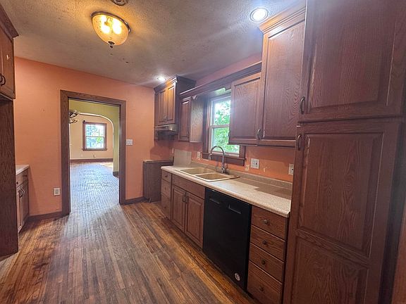 5th image of 420 Commercial St