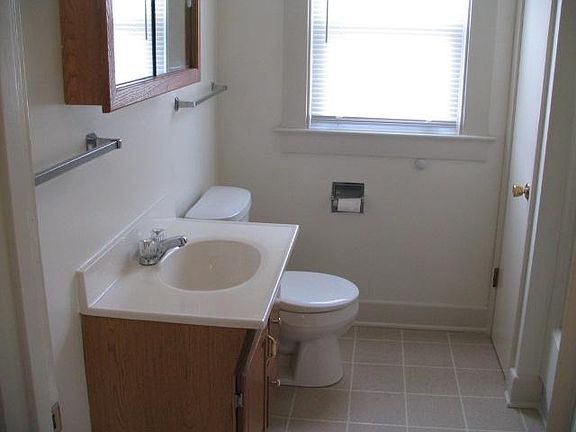 bathroom showing medicine cabinet