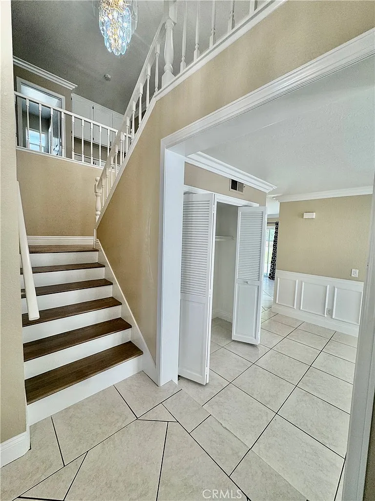 4 bed, 2.5 bath, 2525 sqft, $5,900 — Photo 3