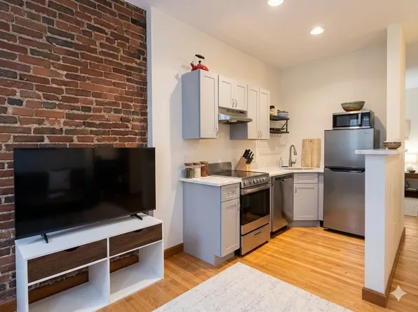 22 Battery St APT 1R, Boston, MA 02109