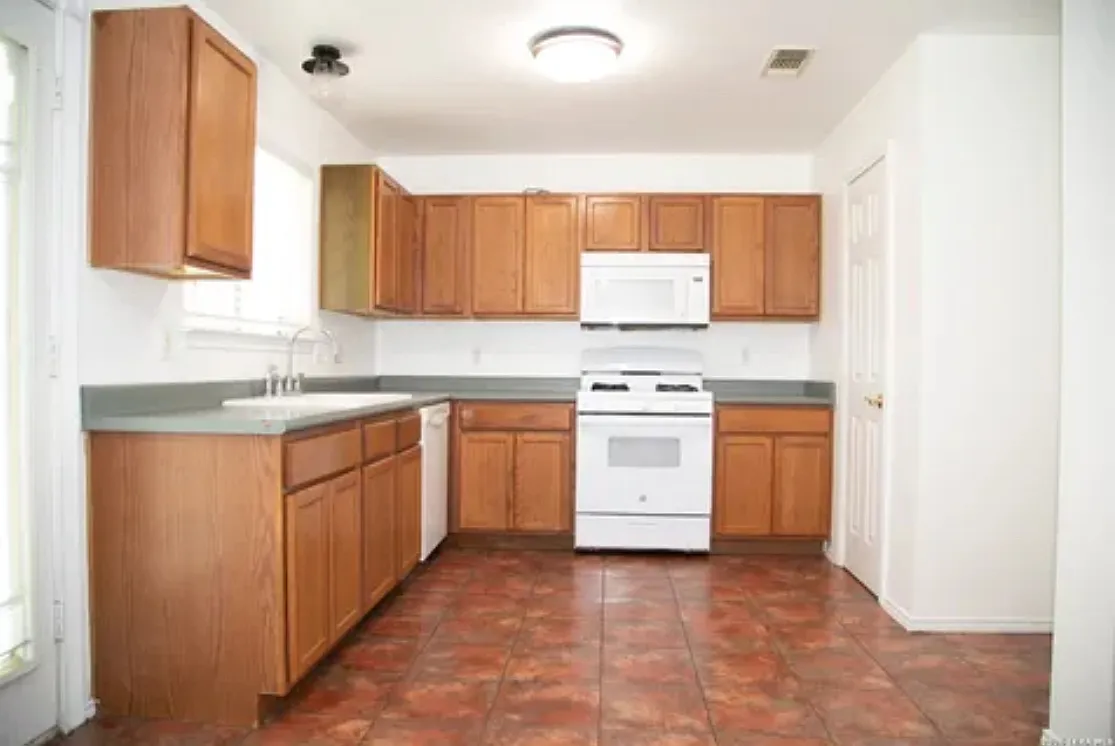 3 bed, 2.5 bath, 1320 sqft, $1,500 — Photo 4