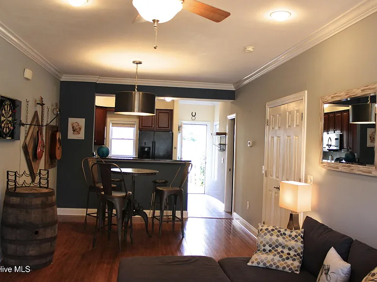 254 E Delaware Ave — Photo 2