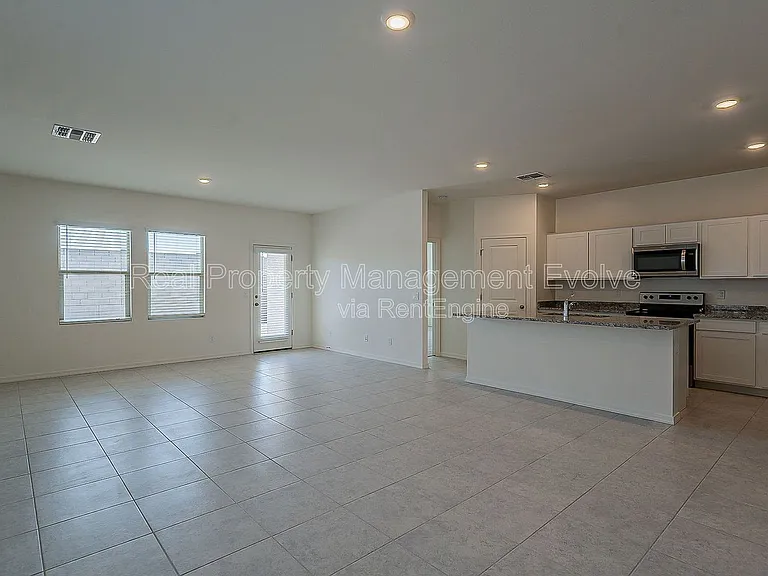 6450 W Magdalena Ln — Photo 3