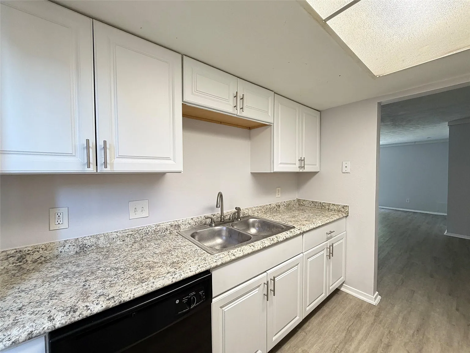 3 bed, 2.5 bath, 1408 sqft, $1,700 — Photo 3