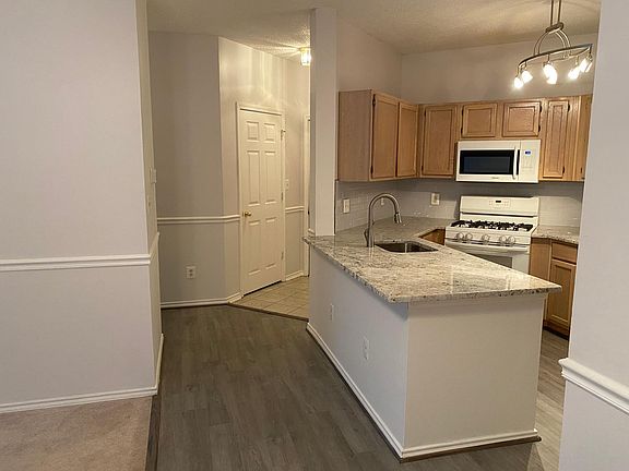 3rd image of 4405 Sedgehurst Dr APT 201
