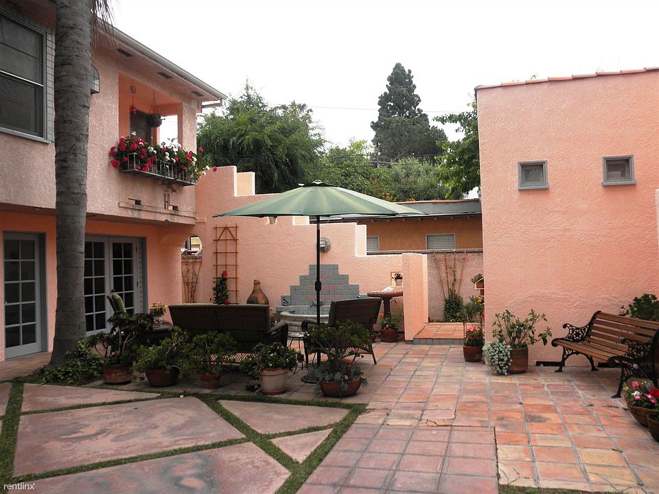 Shared courtyard & fountain between front house (R) and apar