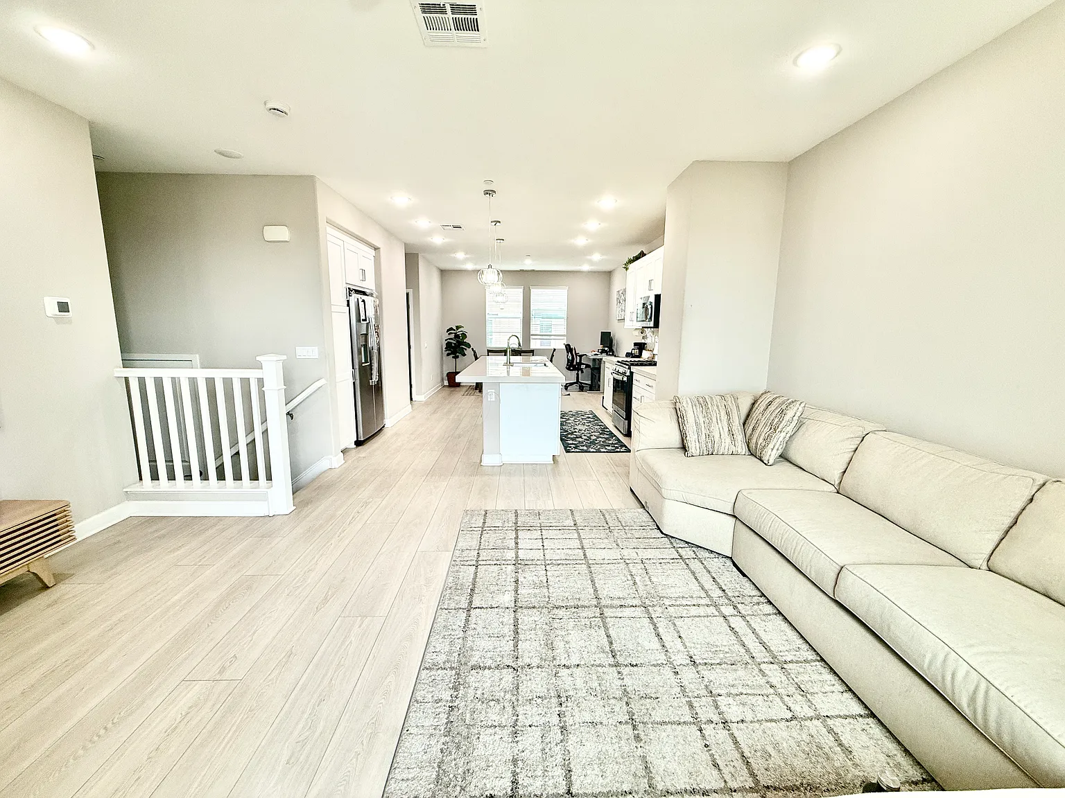 4 bed, 3.5 bath, 1911 sqft, $4,499 — Photo 3