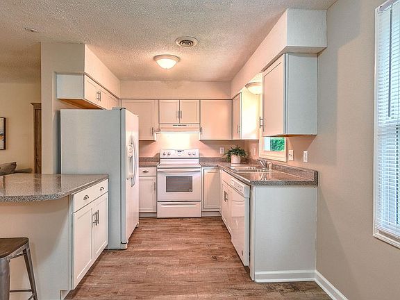 3rd image of 2204 Greenbriar Cir APT 4