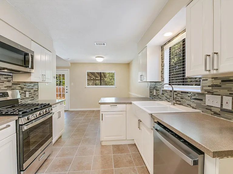 6808 Luckenbach Ln — Photo 10