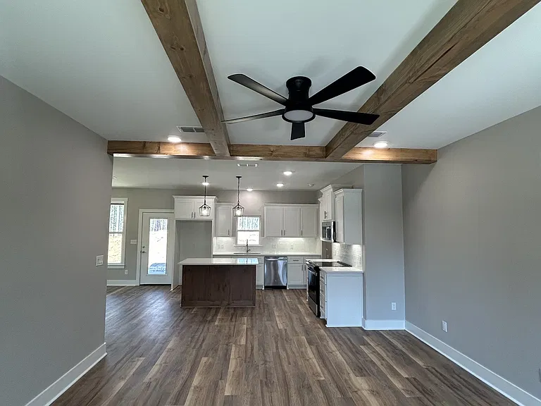210 Diamondhead Dr — Photo 3