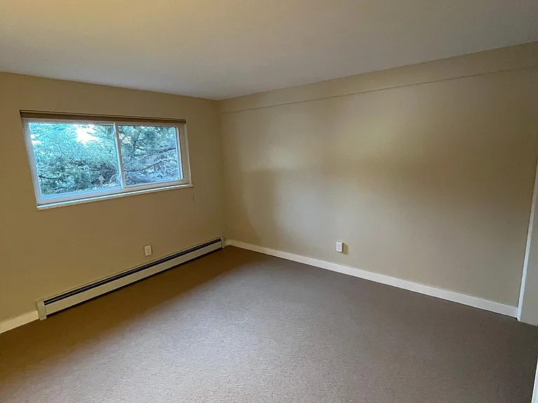 1390 Claremont Dr — Photo 10