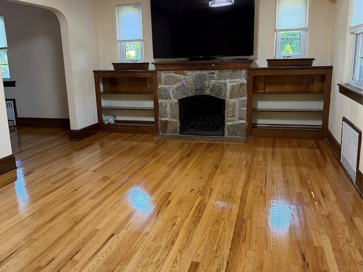 3 bed, 2.0 bath, 1832 sqft, $5,800 — Photo 2
