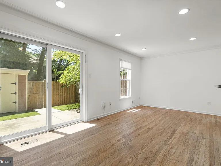 2407 Alsop Ct — Photo 16