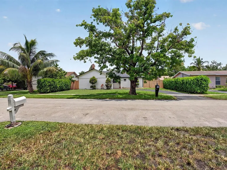 8131 NW 44th Ct — Photo 73