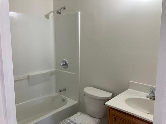 5th image of 446 Robinson Ave #1