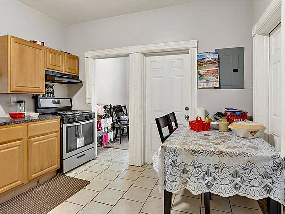 4th image of 61 Poplar St