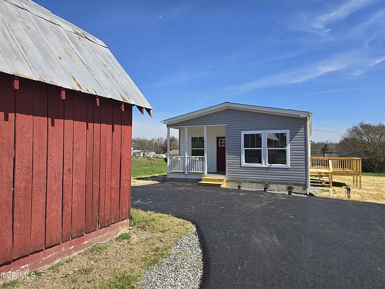 2208 Oak St — Photo 1