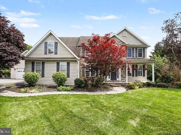 57 E Summit Dr, Littlestown, PA 17340