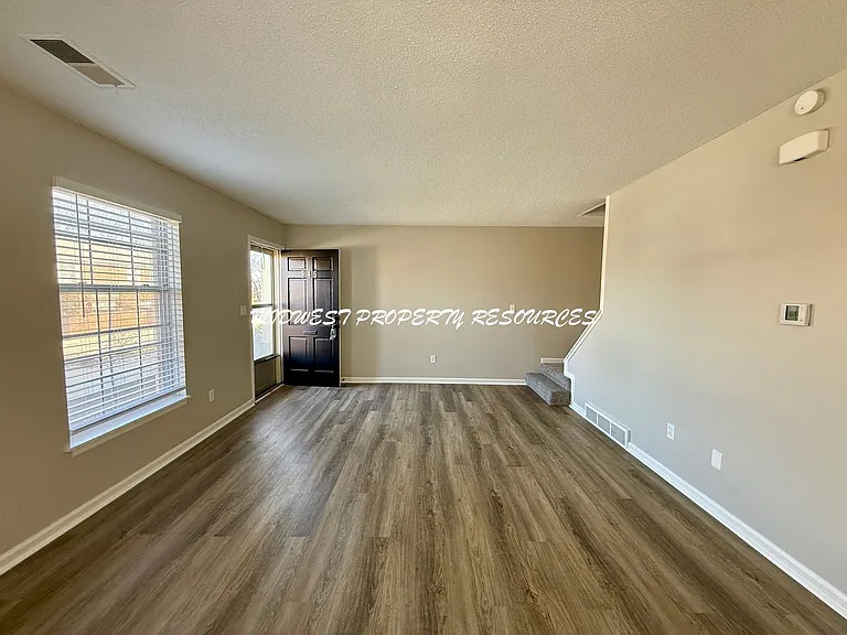 945 NW Colbern Rd — Photo 3