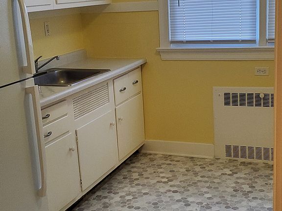 3rd image of 1332 Evelyn St APT 2N