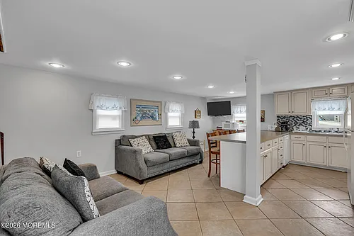 21 E Bay Way Photo 1
