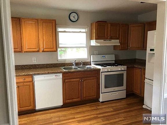 3rd image of 33-14 Norwood Dr
