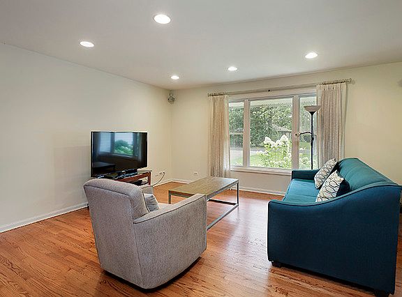 4th image of 1579 Grove Ave