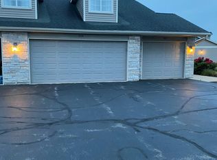 908 Penny Ln, Sycamore, IL 60178