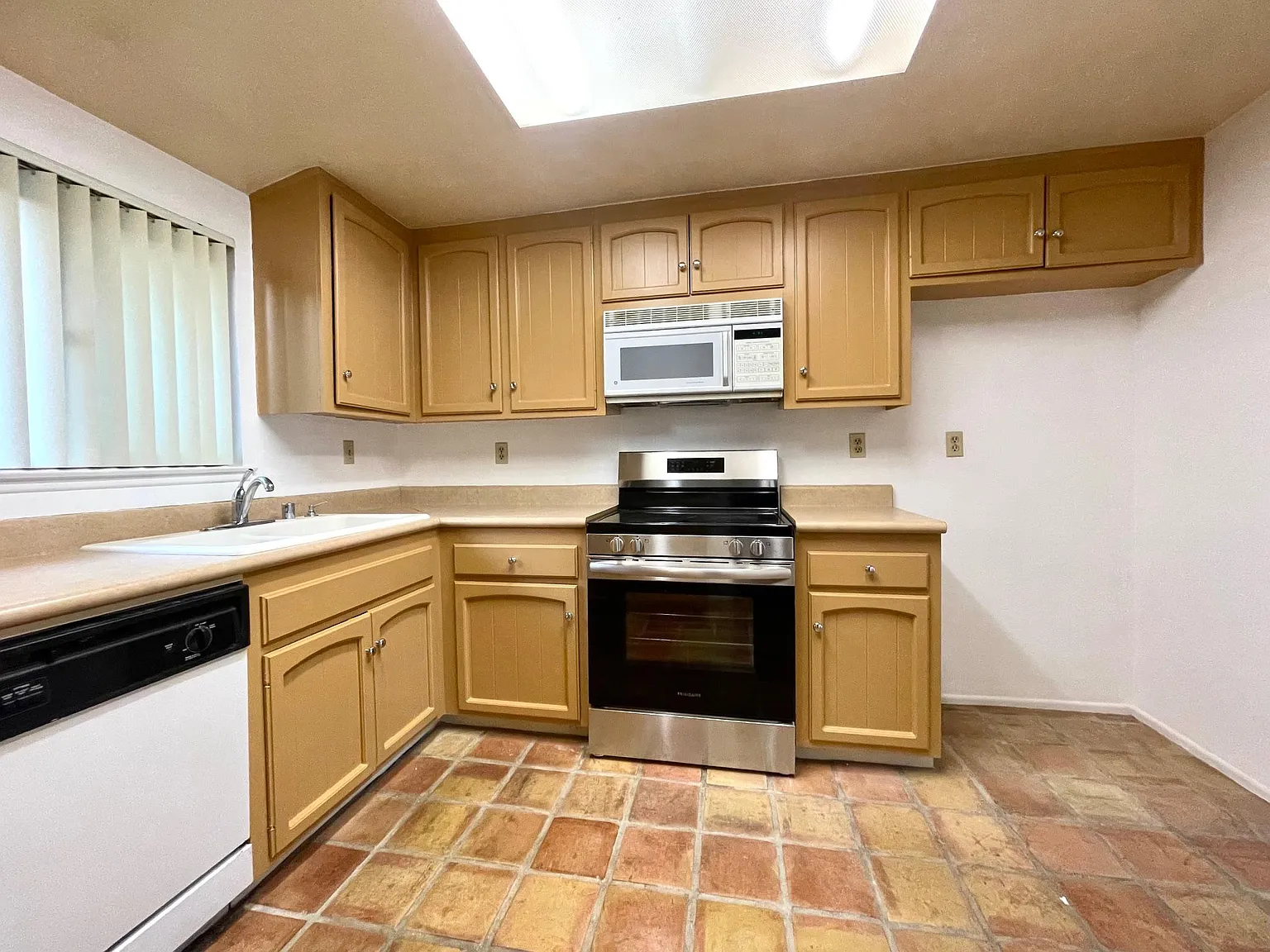 2 bed, 1044 sqft, $3,295 — Photo 4