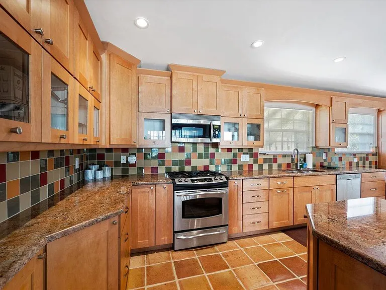 2201 N Lakeside Dr — Photo 8