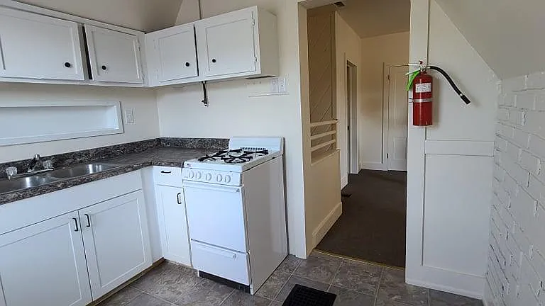 331 Locust St #4 — Photo 8