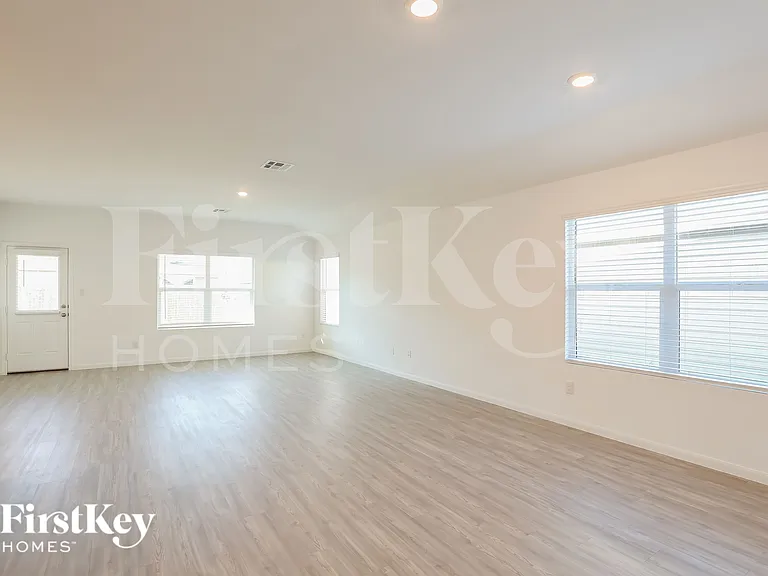 2721 La Mundial St — Photo 4