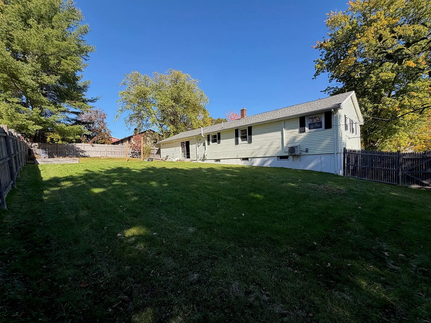 3 bed, 1393 sqft, $3,400 — Photo 2