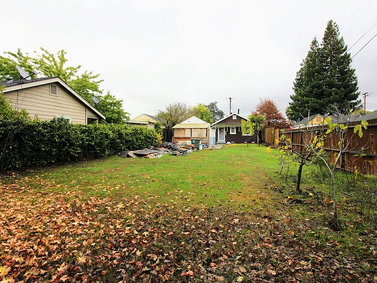 1151 Corby Ave — Photo 16