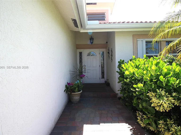 6486 Woodbury Rd — Photo 2