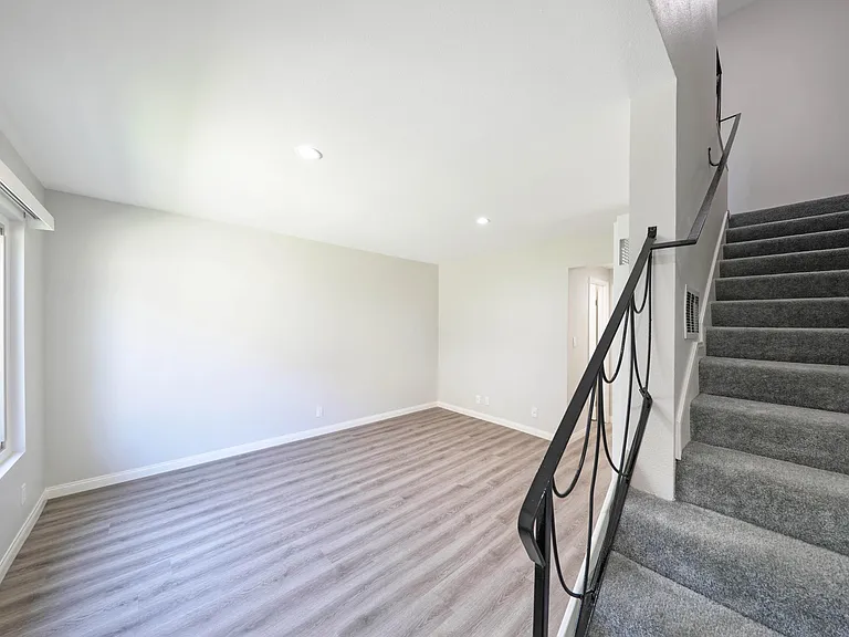 Villa Azusa Apartments — Photo 17